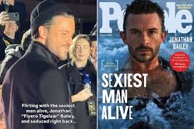 Jonathan Bailey Has Flirty and Fun Reaction to Fan Calling Him ‘Sexiest Man Alive’: ‘Y’all Seen t…
