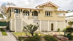 Fierce bidding war pushes historic Queenslander past $2 million | 98-year-old vendor sells the ho…