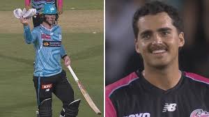 ‘Absolutely bizarre’ moment in Big Bash game as wrong gloves handed to Brisbane Heat batter | ‘Bi…