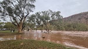 Breaking: Floodwaters leave Alice Springs residents stranded | Alice Springs hit by major floods,…