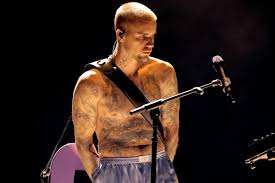 Grammys Executive Producer Says Justin Bieber’s Stripped-Down Stage Look Wasn’t Planned Until Per…
