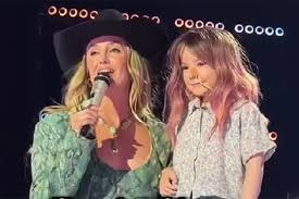 Lainey Wilson Brings 6-Year-Old Girl Fighting Stage 4 Cancer on Stage at Concert | Lainey Wilson …