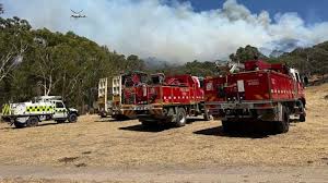 ‘Take shelter now’: Bushfire threatens central Victorian towns, firefighters prepare for wind…
