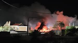 Firefighters battling monster blaze in retail precinct north of Adelaide | SHOP FIRE AT GAWLER SA…