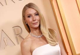 Gwyneth Paltrow Returns to Oscars After 11 Years in Shocking Gown Completely Split Down the Sides…