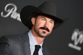 Riley Green Struck by Thrown Phone During Melbourne Concert | Country star stops show to spot fan…