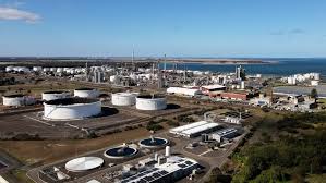 Firefighters tackle blaze at Geelong oil refinery ‘not yet under control’ | Refinery blaze puts G…