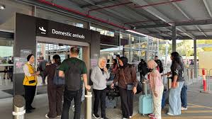 Passengers return to Perth Airport after police investigate unattended bag | Huge delays after Au…