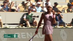 Defending champ Gauff into the second round as Osaka turns heads with her outfit | Naomi Osaka’s …