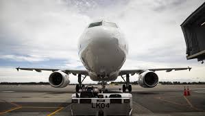 Air NZ flight stuck in soft ground at Christchurch Airport | Airliner stuck in mud at Christchurc…