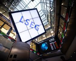 FTSE 100 hits record high despite AI sell-off | FTSE 100 seen higher before Fed decision and earn…