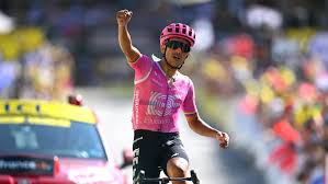 Stage winner almost hits overzealous fan in gruelling Tour de France climb | Carapaz wins stage 1…
