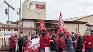 Arnott’s workers strike over hourly pay rises worth less than a packet of biscuits | Workers at b…