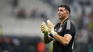 Chelsea set to sign Emiliano Martínez from Aston Villa – sources | ‘Strange one’ – Why is Em…