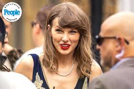 Newlywed Taylor Swift Debuts Her Shortest Hair in Years at U.K. Wedding with Pals Sabrina Carpent…